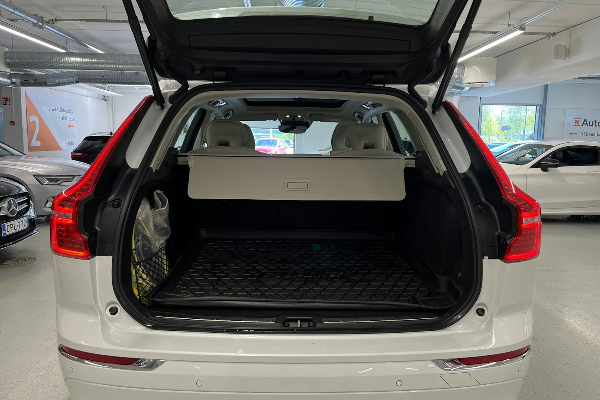 valkoinen Volvo XC60 2020 kuva 30.