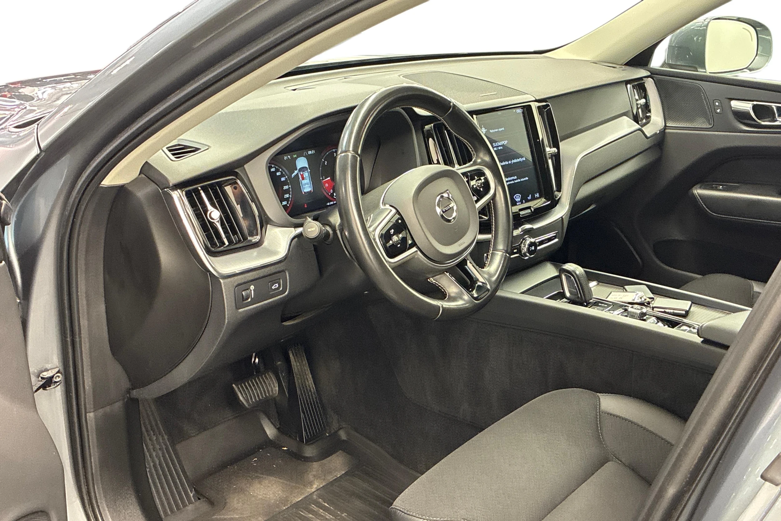 Harmaa Volvo XC60 2020 kuva 6.