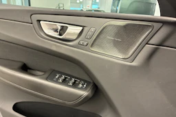 Harmaa Volvo XC60 2020 kuva 18.