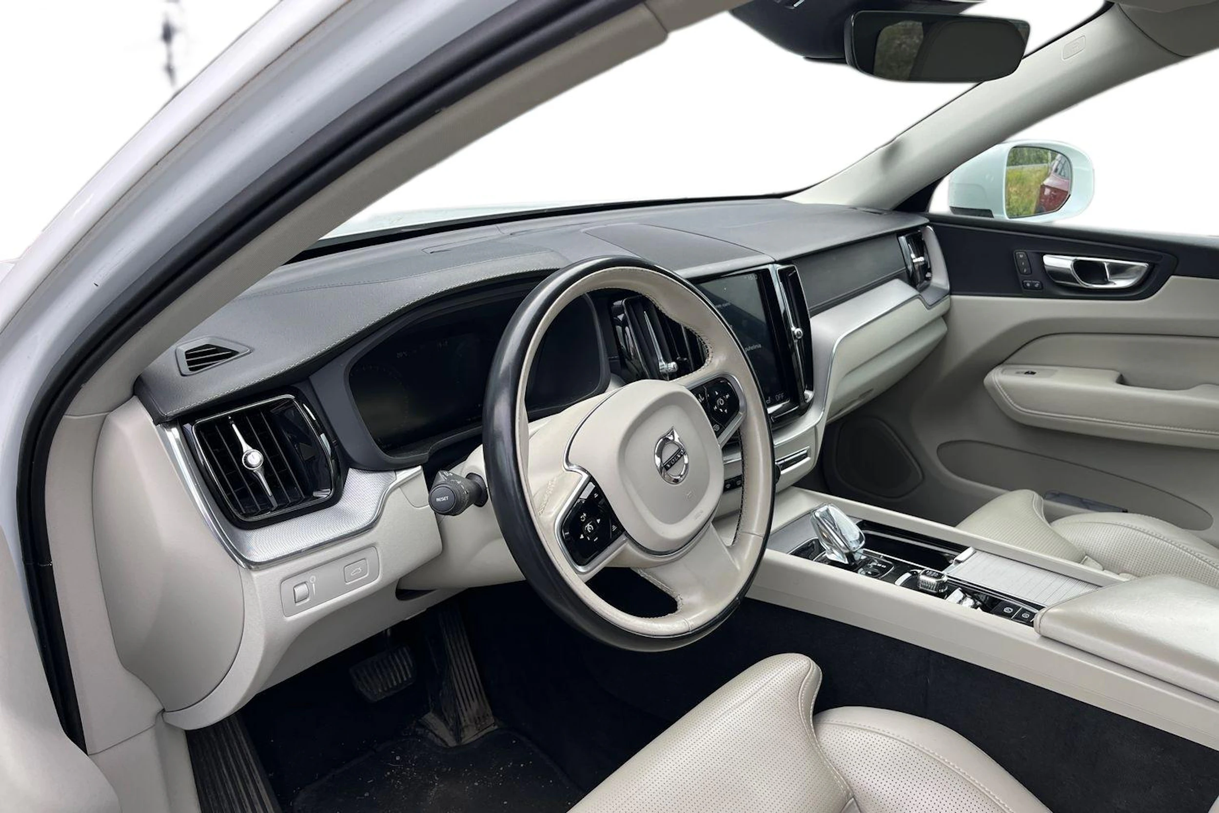 valkoinen Volvo XC60 2020 kuva 3.