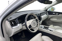 valkoinen Volvo XC60 2020 kuva 3.
