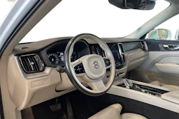 valkoinen Volvo XC60 2020 kuva 6.