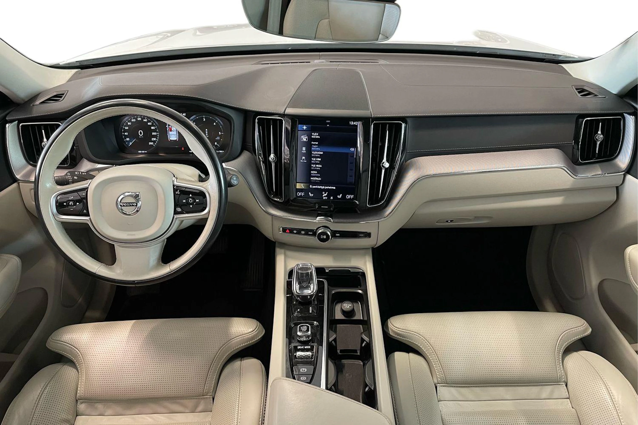 valkoinen Volvo XC60 2020 kuva 7.