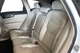 valkoinen Volvo XC60 2020 kuva 8.