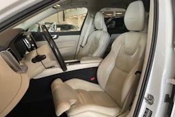 valkoinen Volvo XC60 2020 kuva 11.