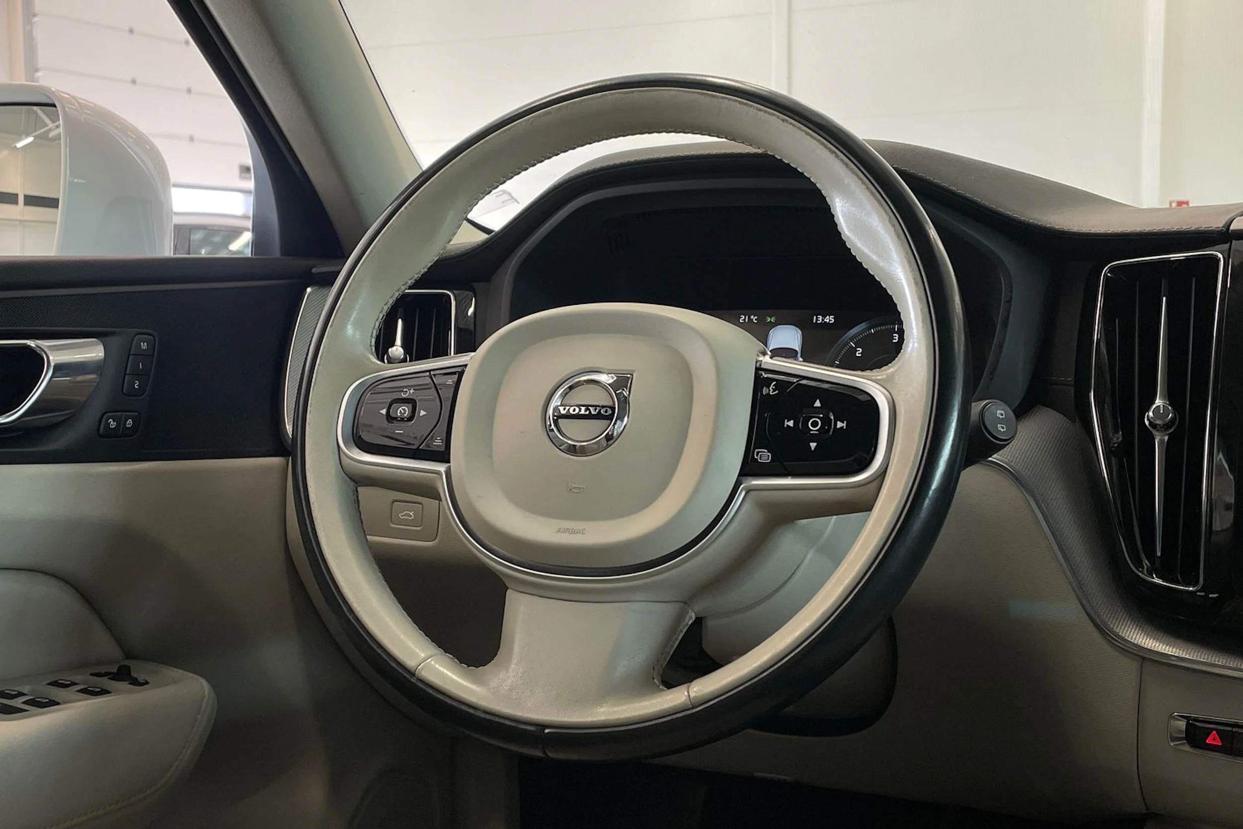 valkoinen Volvo XC60 2020 kuva 13.