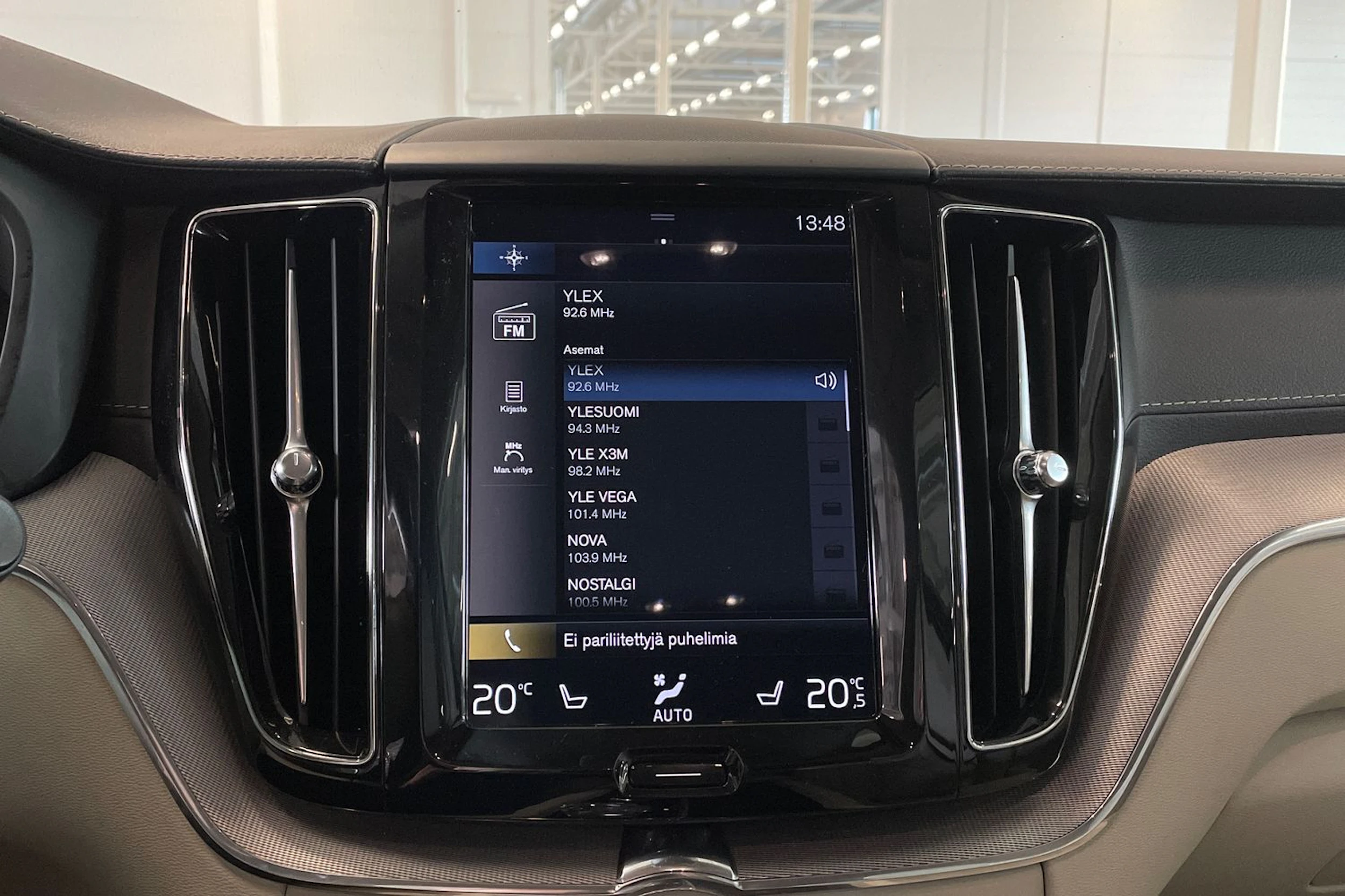 valkoinen Volvo XC60 2020 kuva 17.