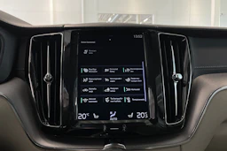 valkoinen Volvo XC60 2020 kuva 20.
