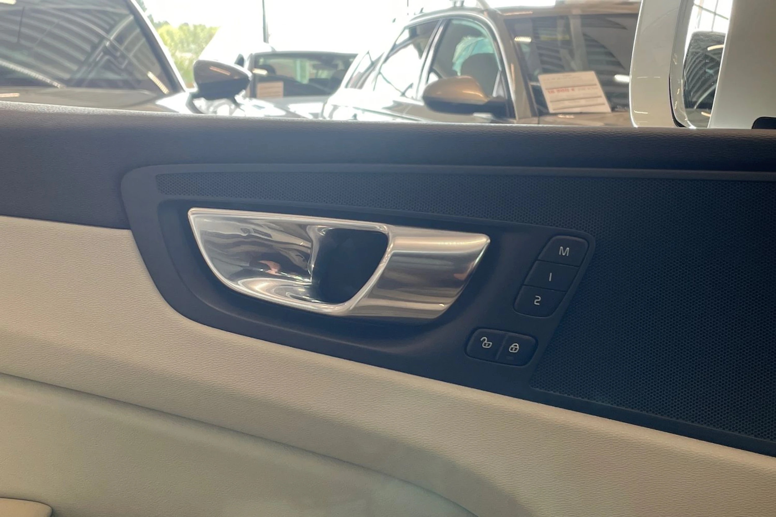 valkoinen Volvo XC60 2020 kuva 26.