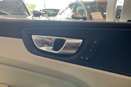 valkoinen Volvo XC60 2020 kuva 26.
