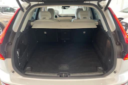 valkoinen Volvo XC60 2020 kuva 27.