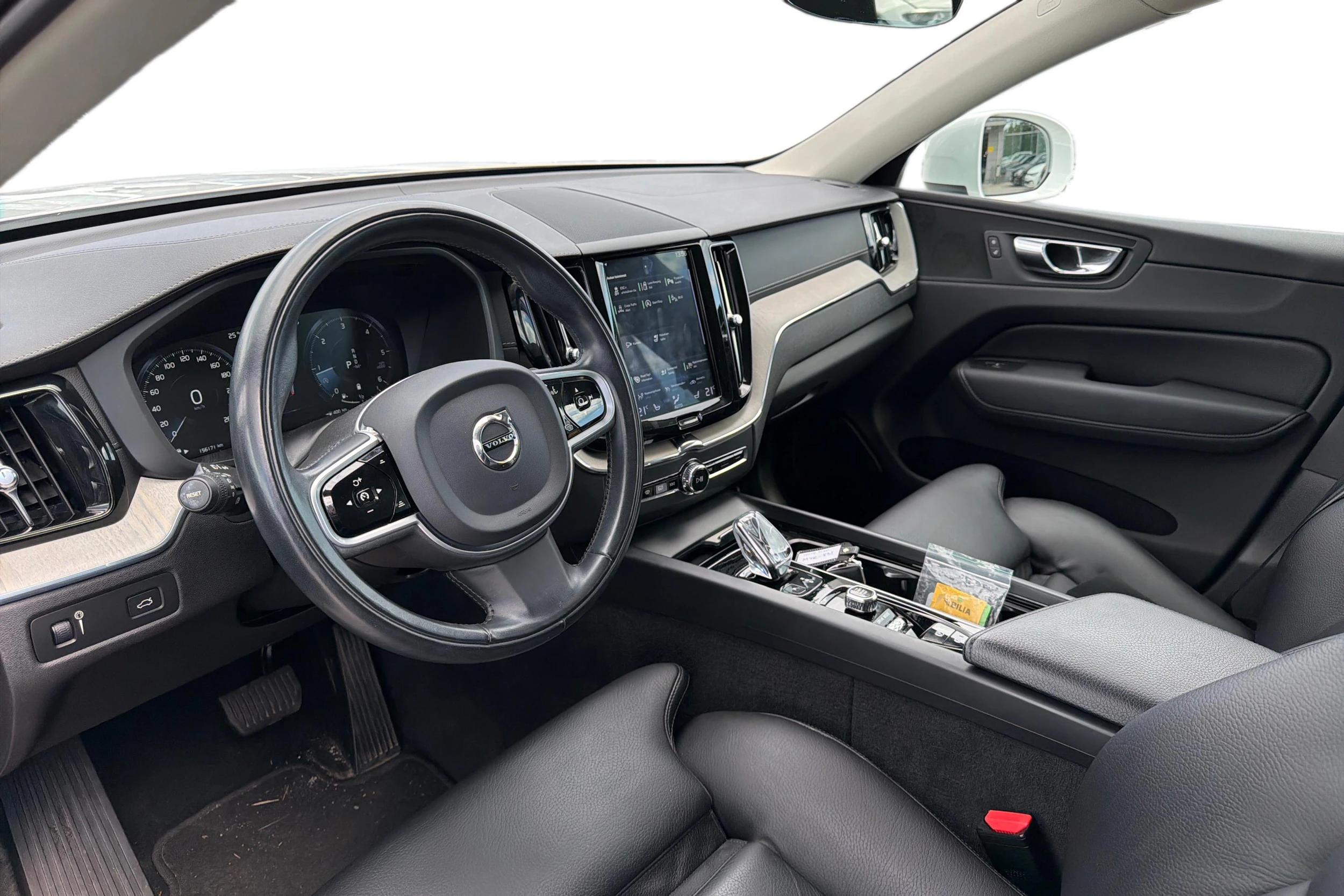 valkoinen Volvo XC60 2020 kuva 3.