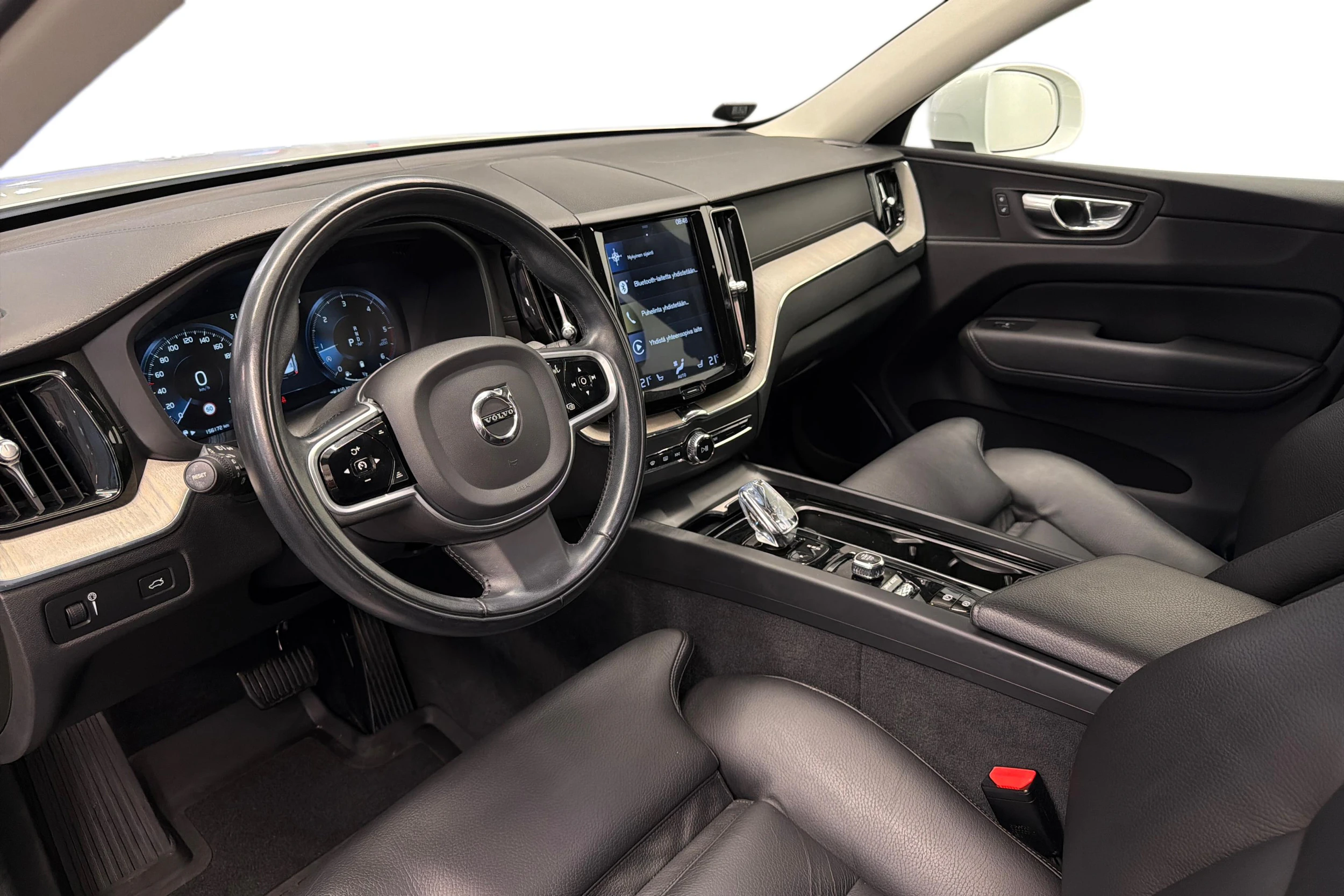 valkoinen Volvo XC60 2020 kuva 6.
