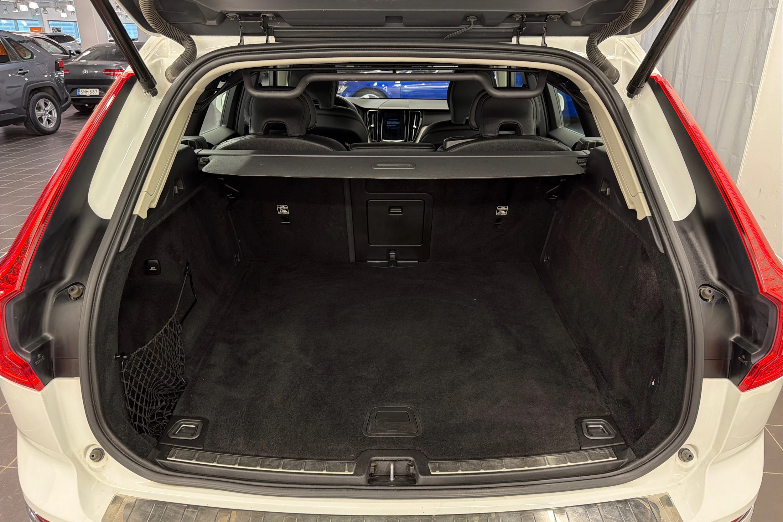 valkoinen Volvo XC60 2020 kuva 11.