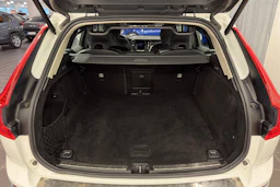valkoinen Volvo XC60 2020 kuva 11.