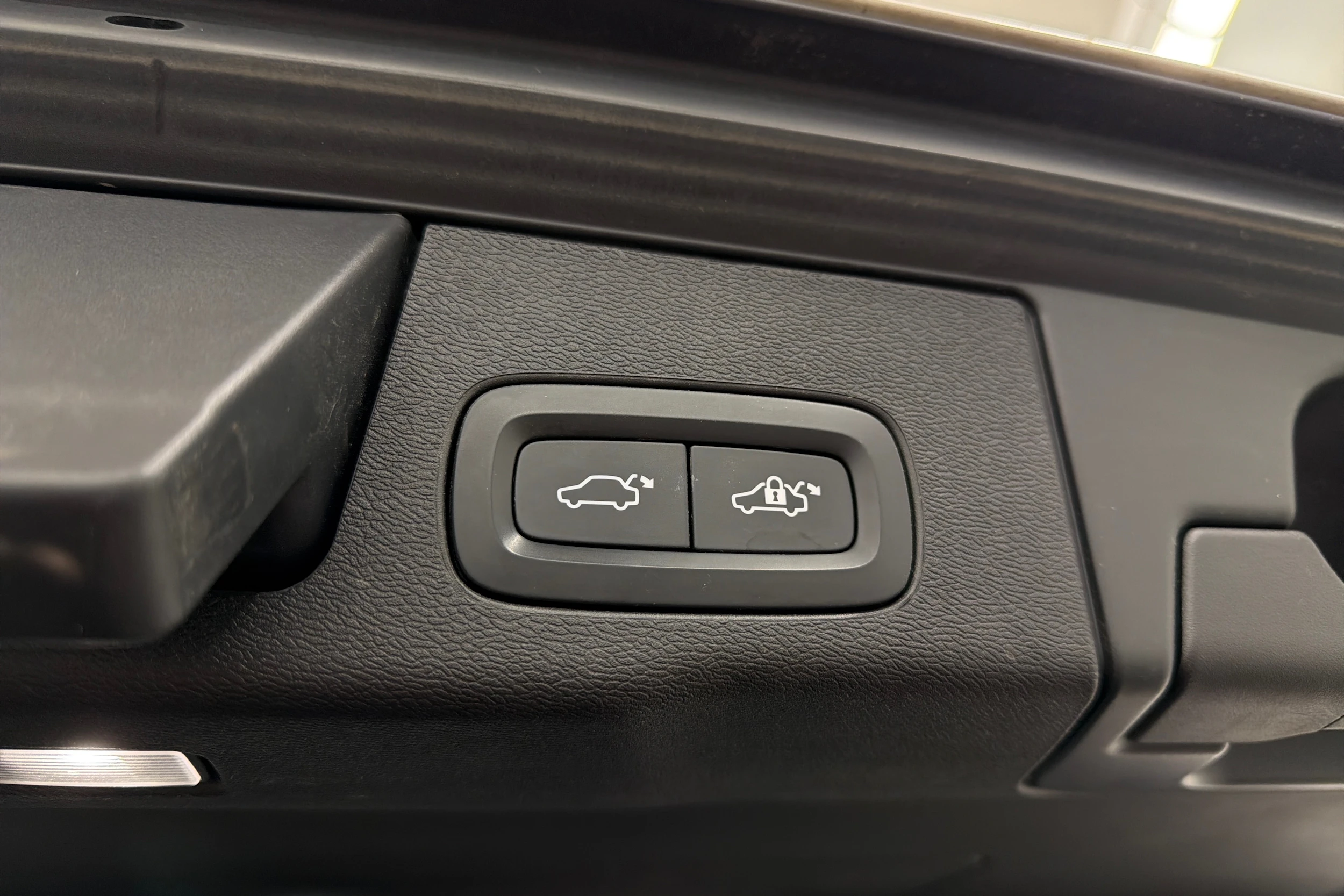 valkoinen Volvo XC60 2020 kuva 12.