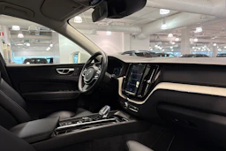 valkoinen Volvo XC60 2020 kuva 15.