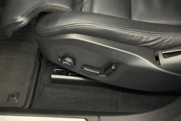 valkoinen Volvo XC60 2020 kuva 35.