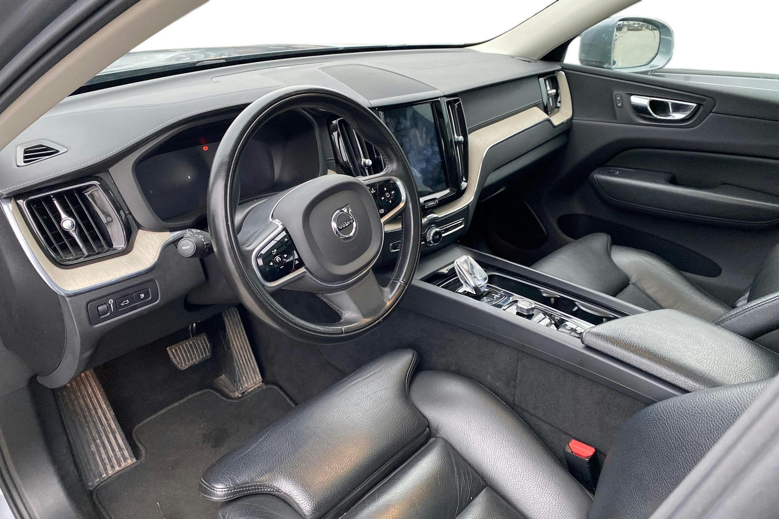 harmaa Volvo XC60 2020 kuva 3.