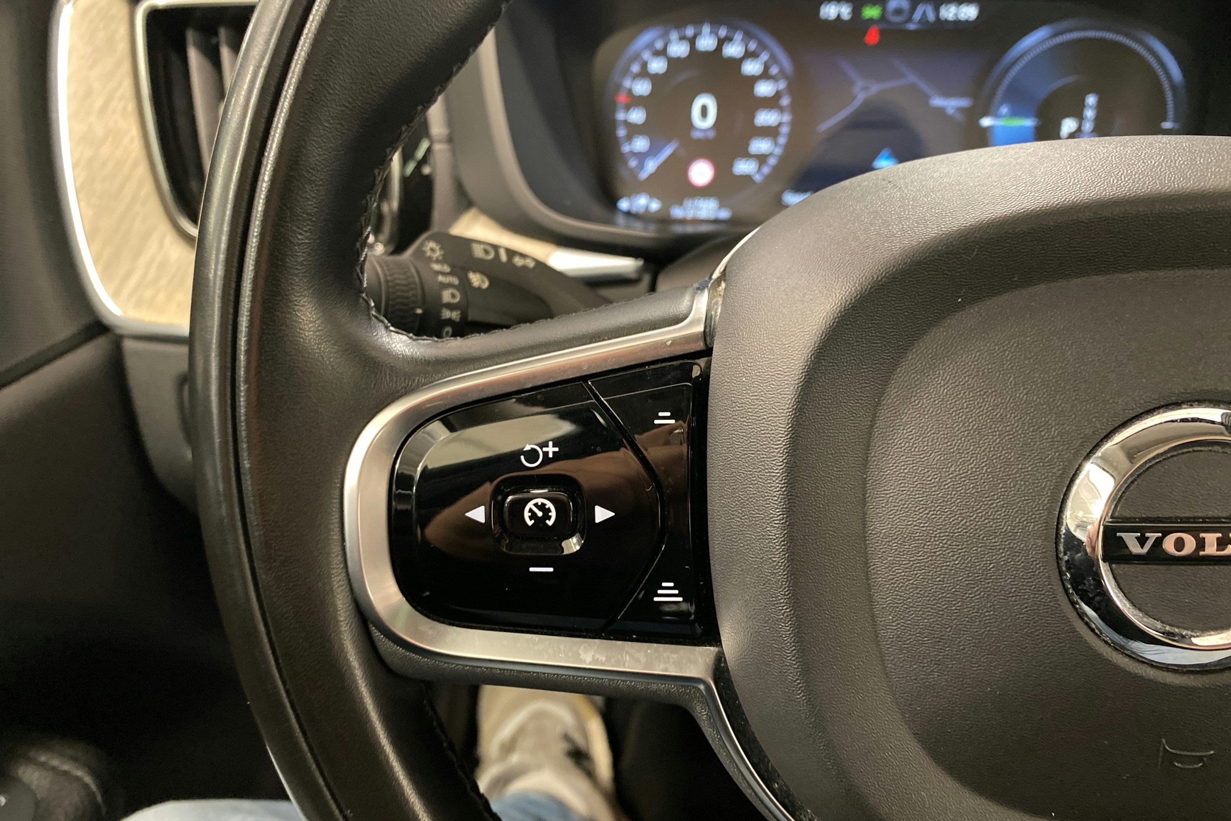 harmaa Volvo XC60 2020 kuva 16.