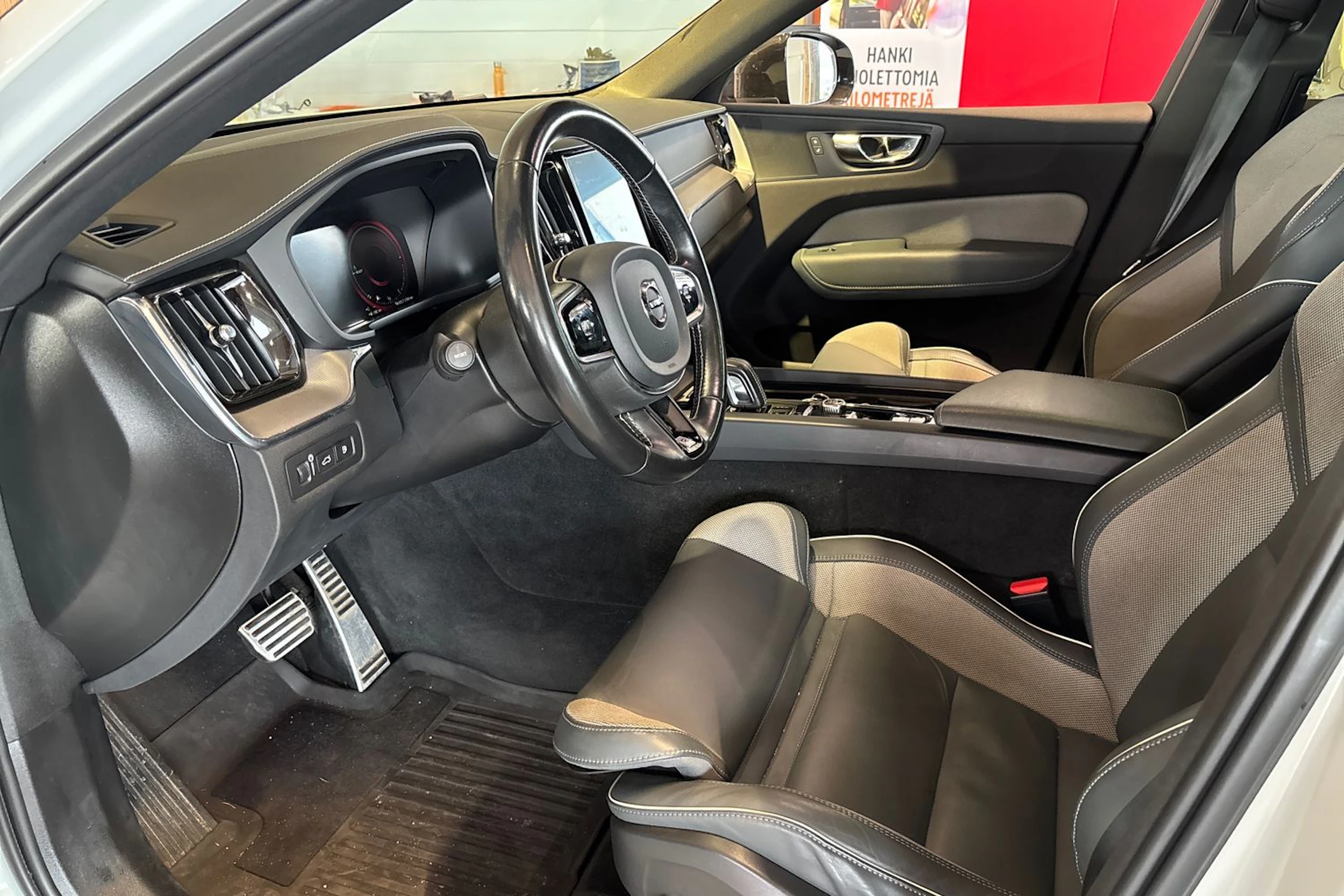 Valkoinen Volvo XC60 2020 kuva 4.
