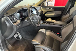 Valkoinen Volvo XC60 2020 kuva 4.