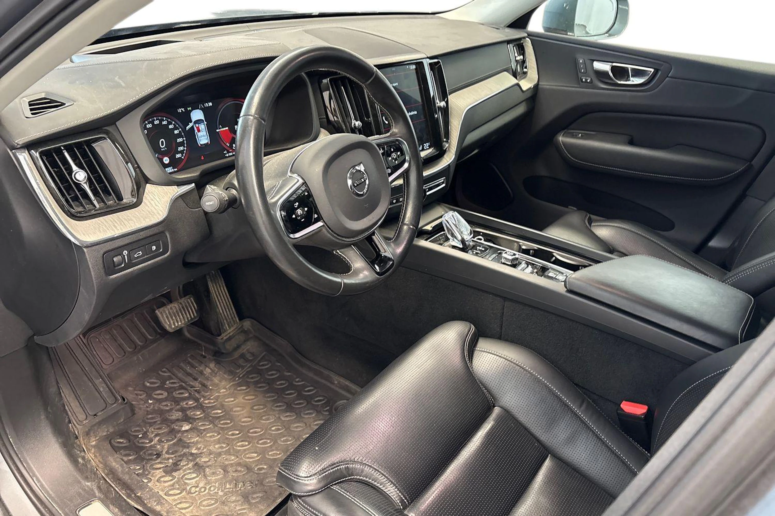 harmaa Volvo XC60 2020 kuva 3.