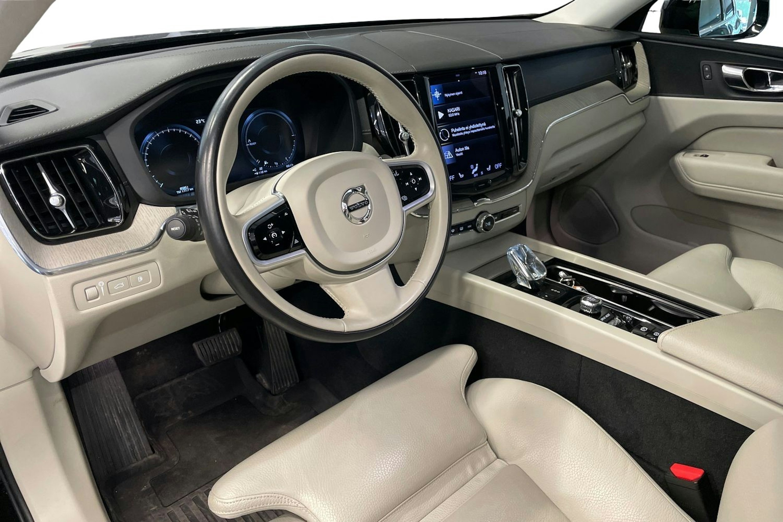 musta Volvo XC60 2020 kuva 7.