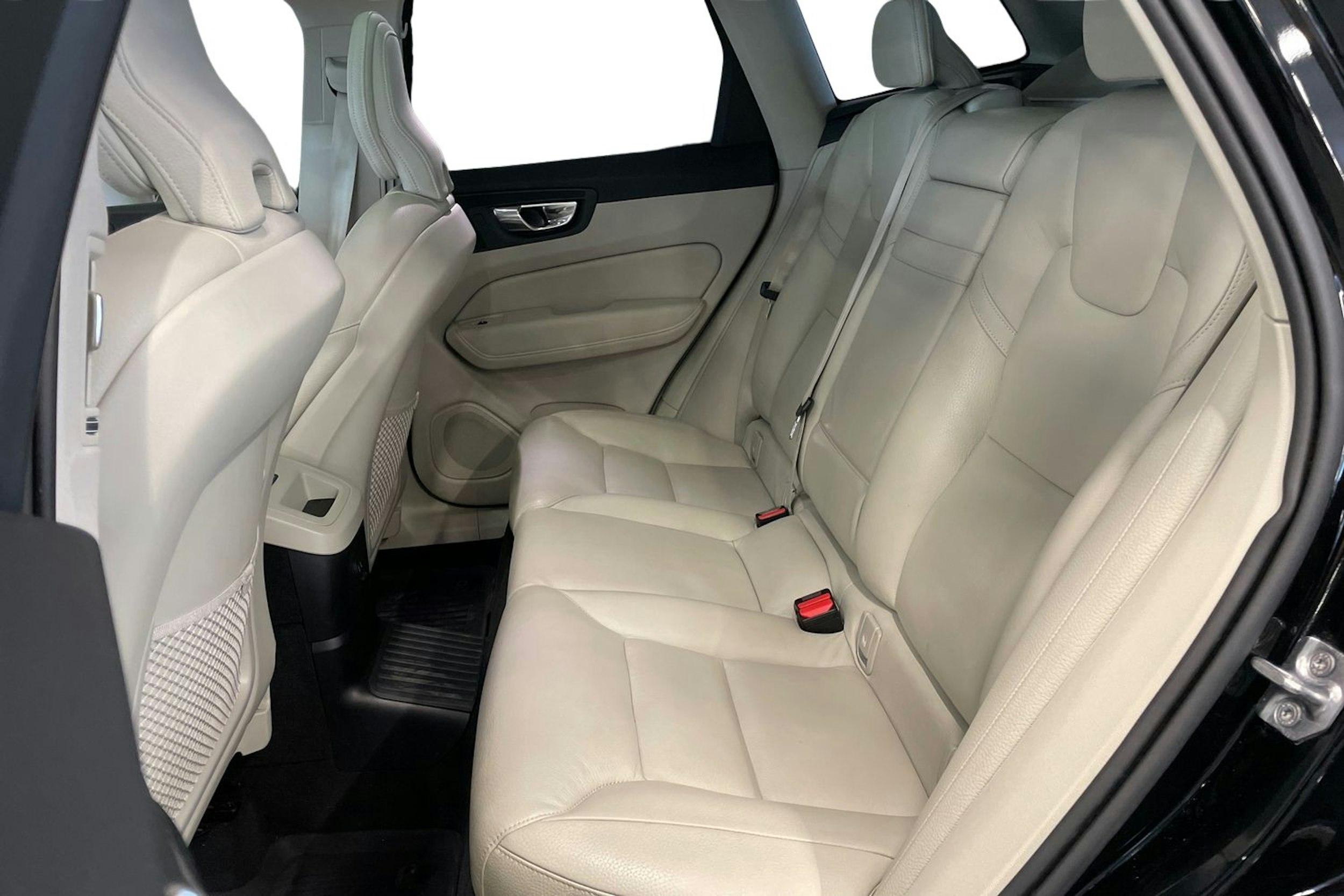 musta Volvo XC60 2020 kuva 10.