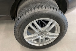 musta Volvo XC60 2020 kuva 13.