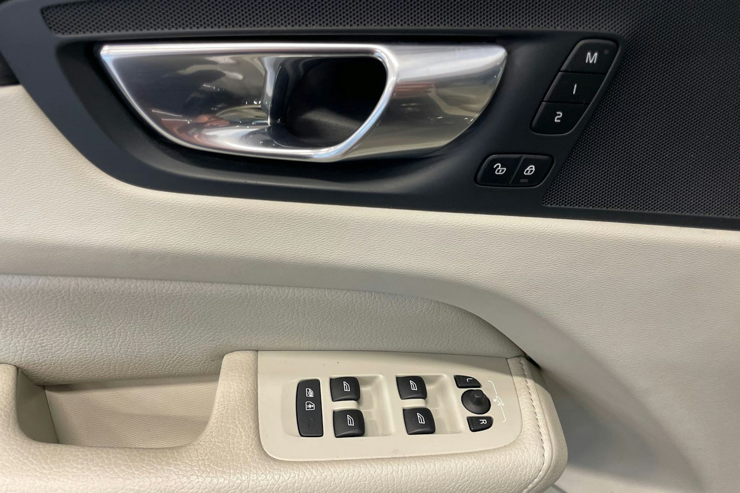 musta Volvo XC60 2020 kuva 15.