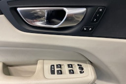 musta Volvo XC60 2020 kuva 15.