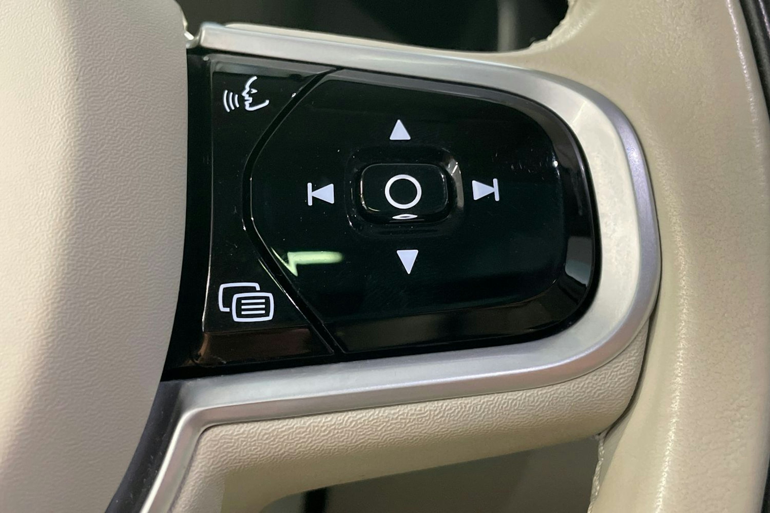 musta Volvo XC60 2020 kuva 17.