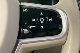 musta Volvo XC60 2020 kuva 17.