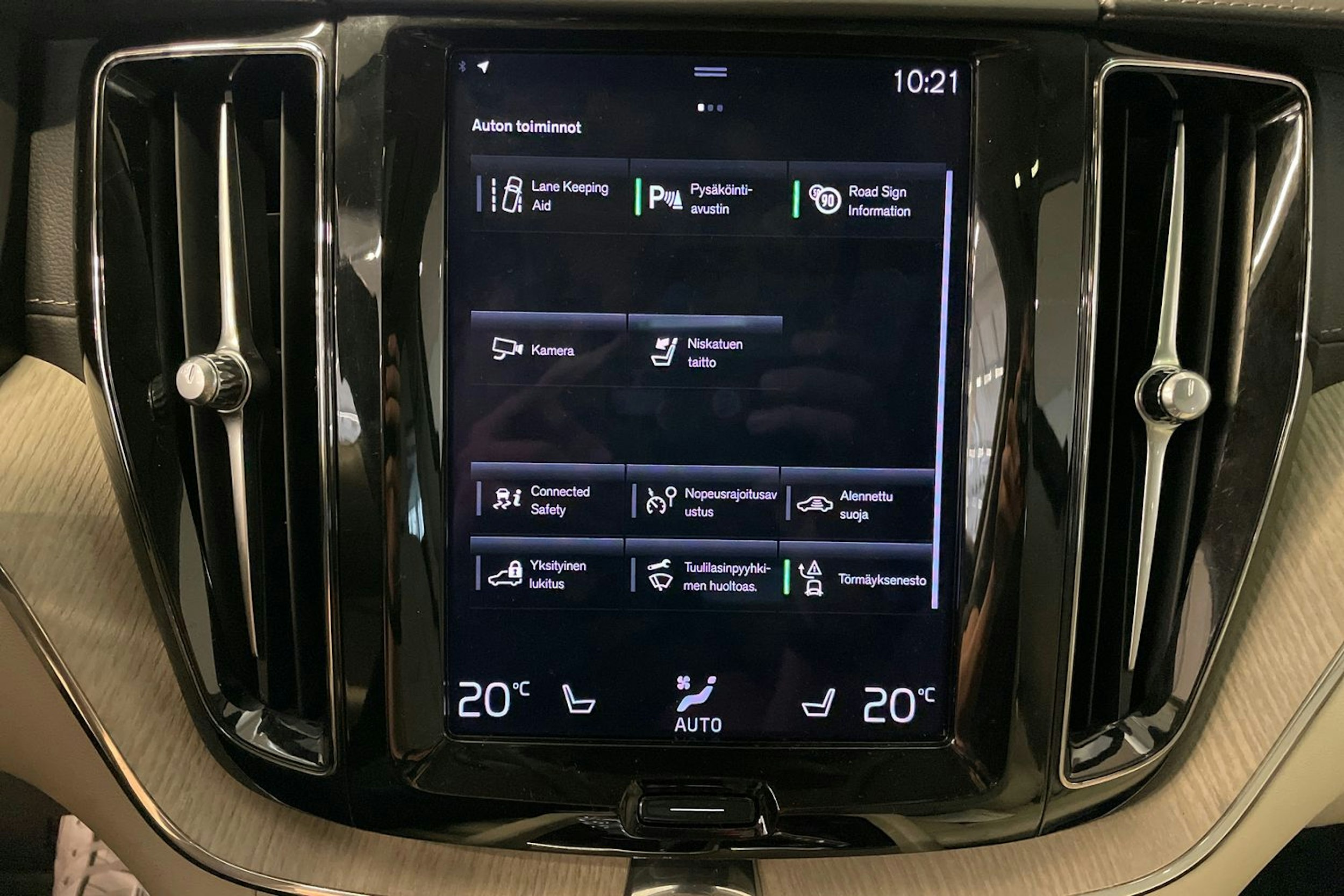 musta Volvo XC60 2020 kuva 21.