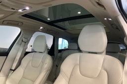 musta Volvo XC60 2020 kuva 24.