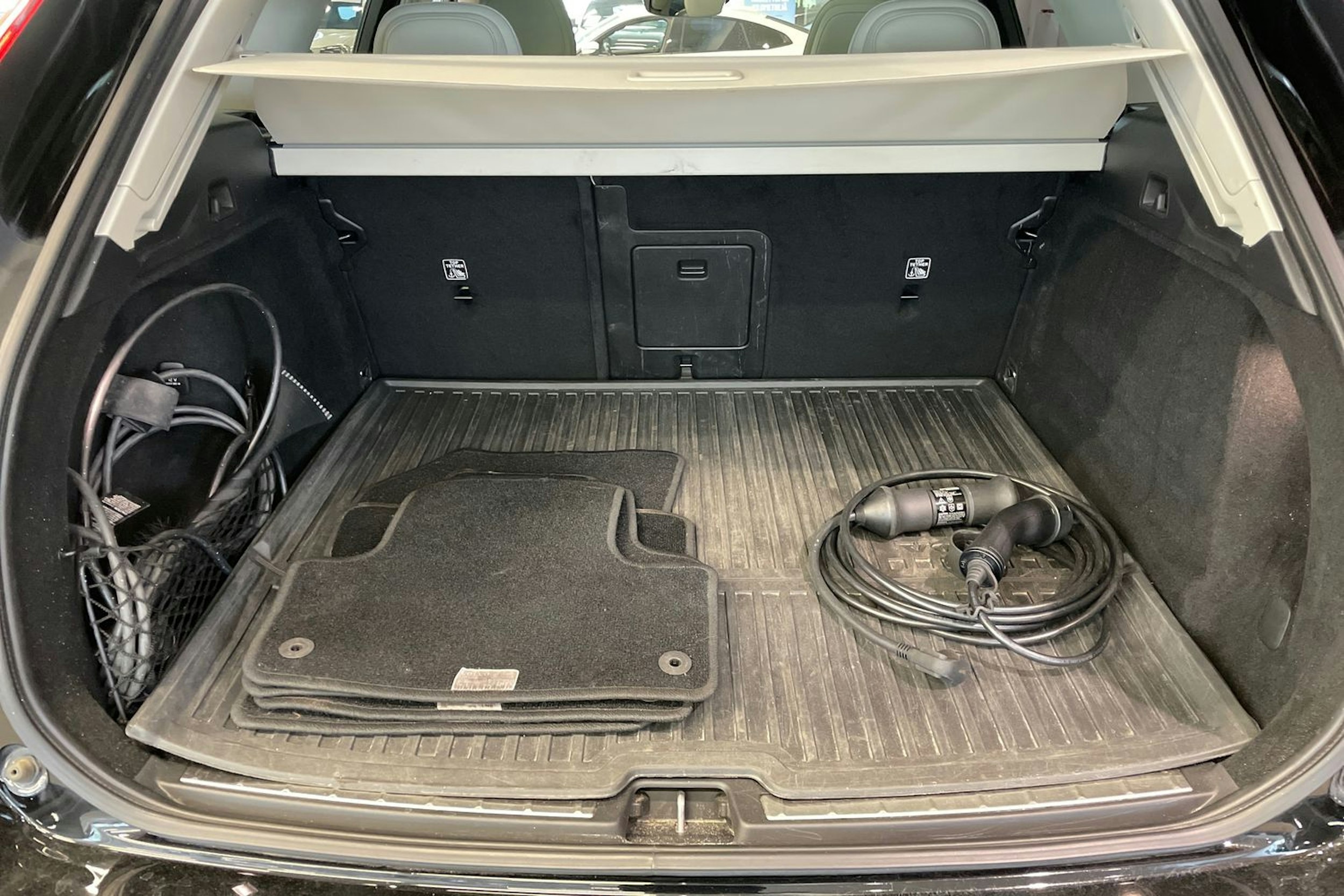 musta Volvo XC60 2020 kuva 25.