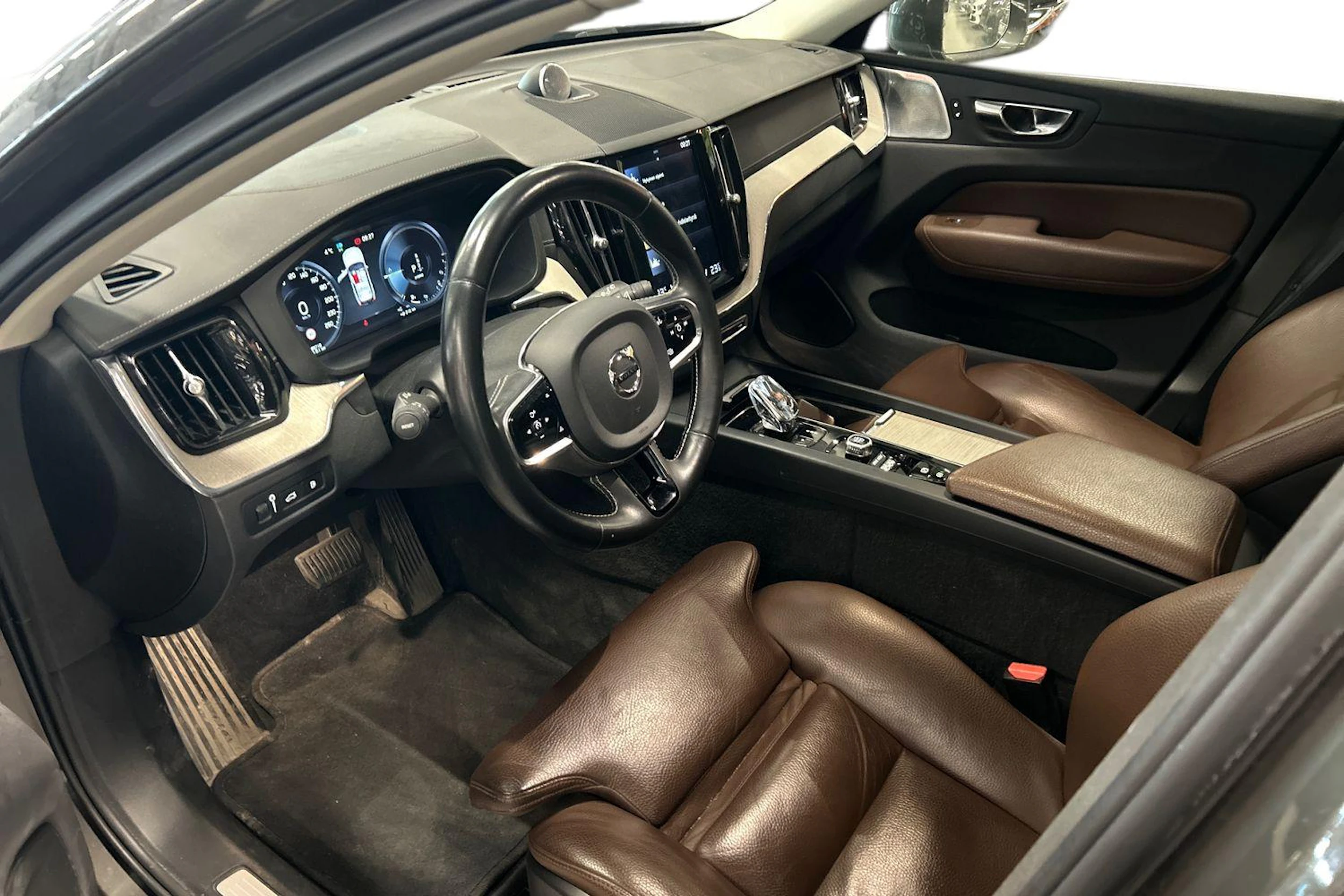 harmaa Volvo XC60 2020 kuva 3.