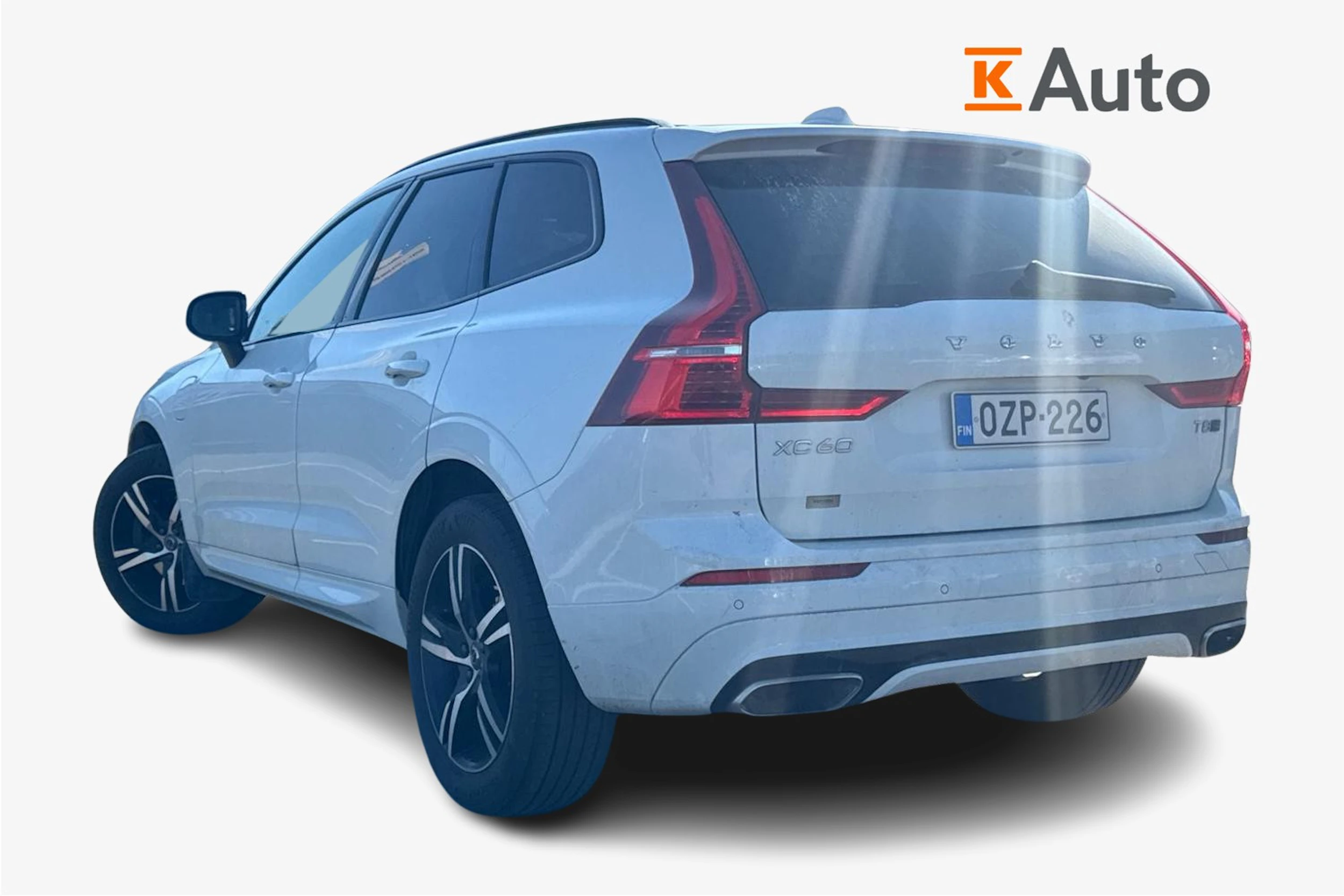 valkoinen Volvo XC60 2020 kuva 2.