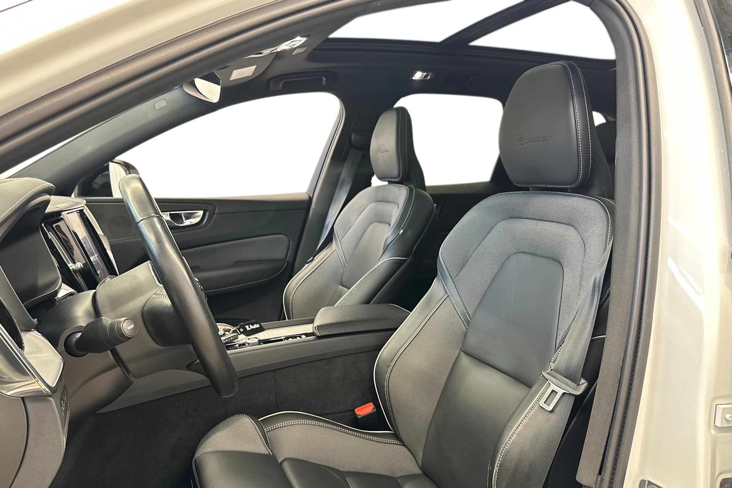 valkoinen Volvo XC60 2020 kuva 6.