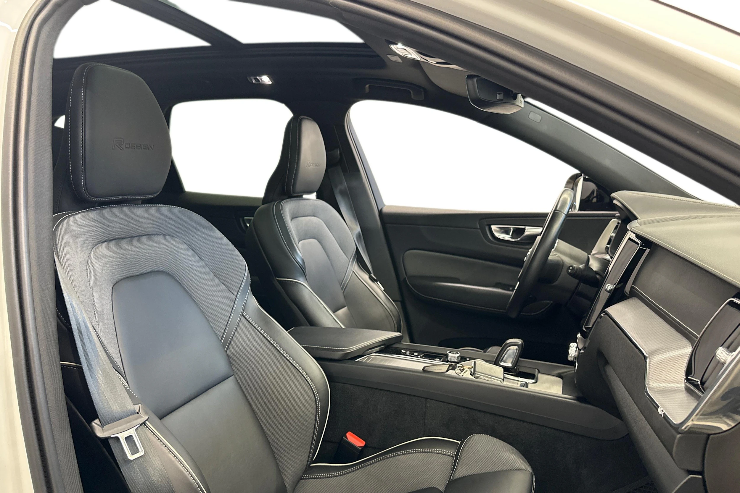 valkoinen Volvo XC60 2020 kuva 7.