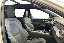 valkoinen Volvo XC60 2020 kuva 7.