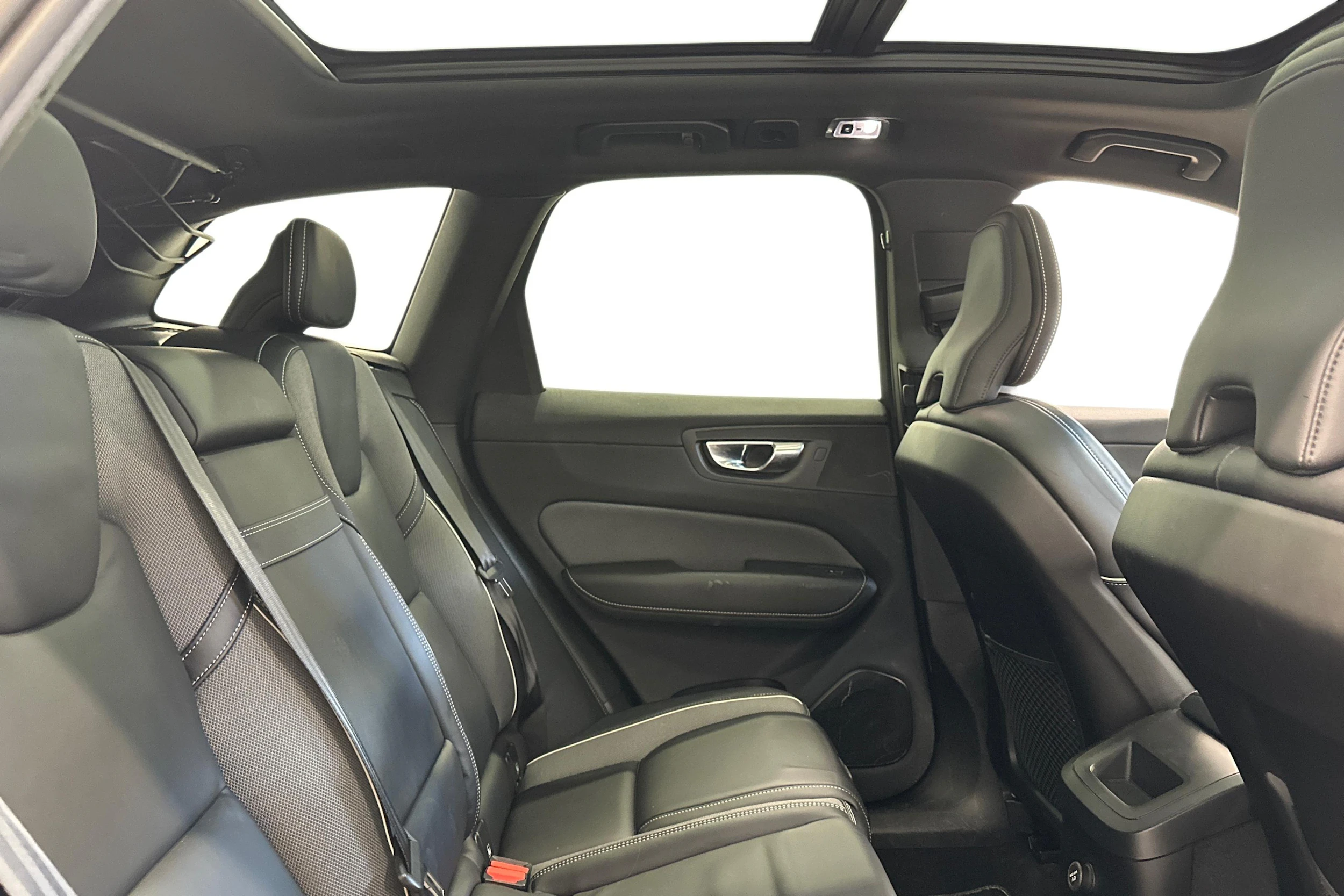 valkoinen Volvo XC60 2020 kuva 9.