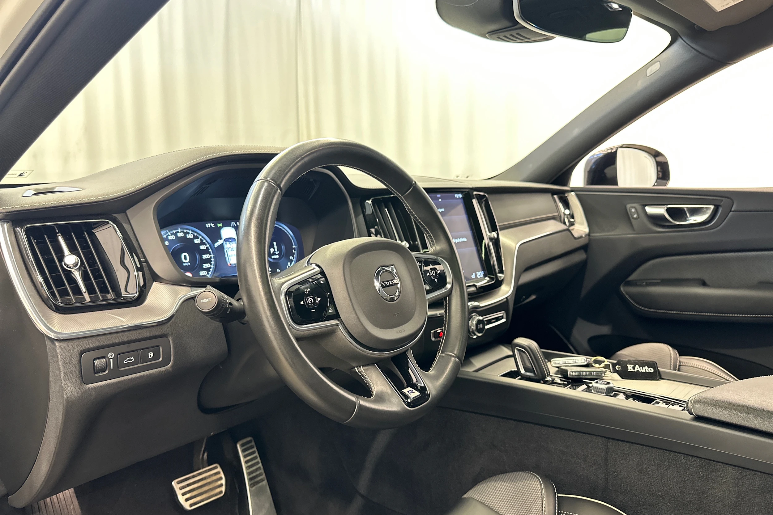 valkoinen Volvo XC60 2020 kuva 10.
