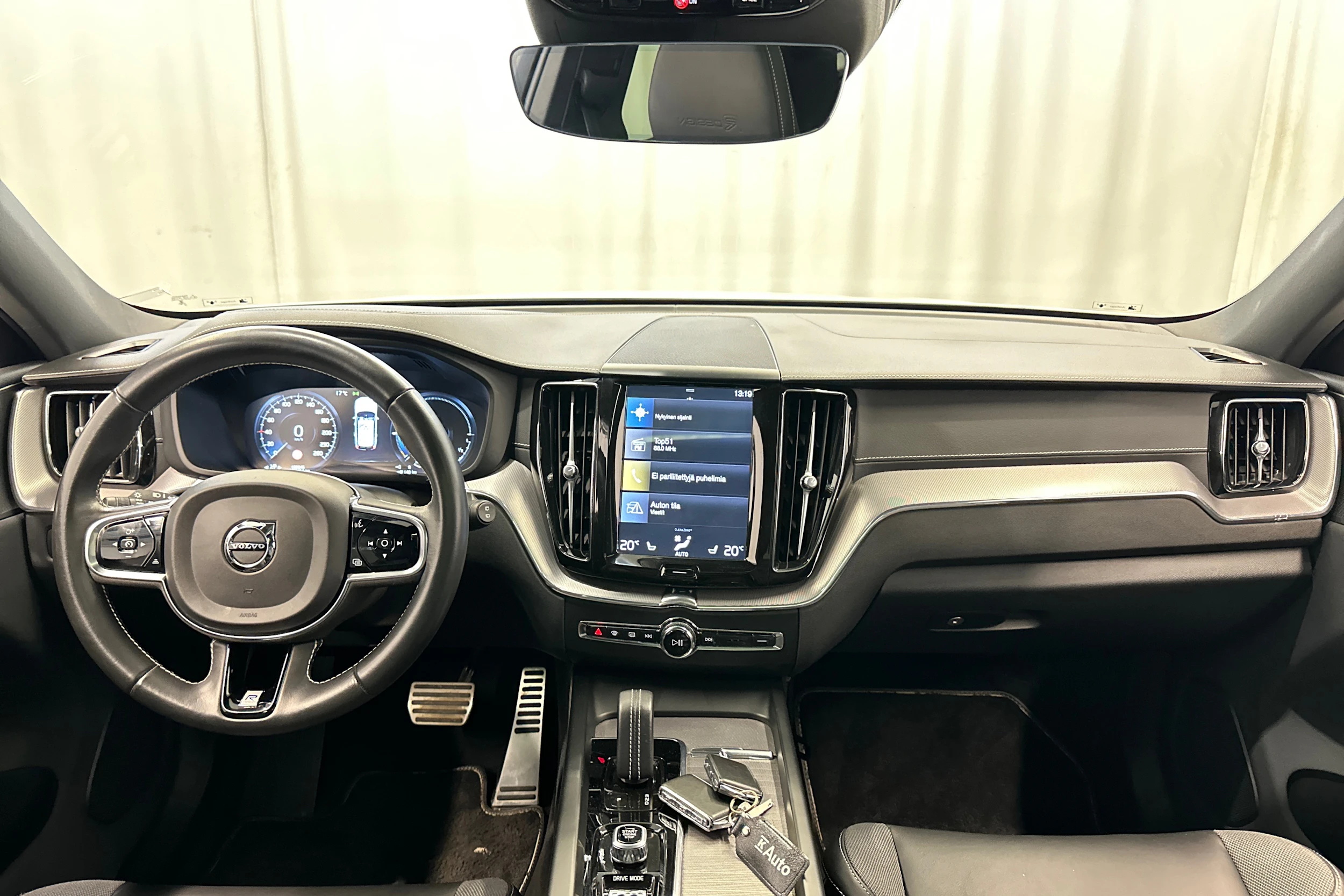 valkoinen Volvo XC60 2020 kuva 11.