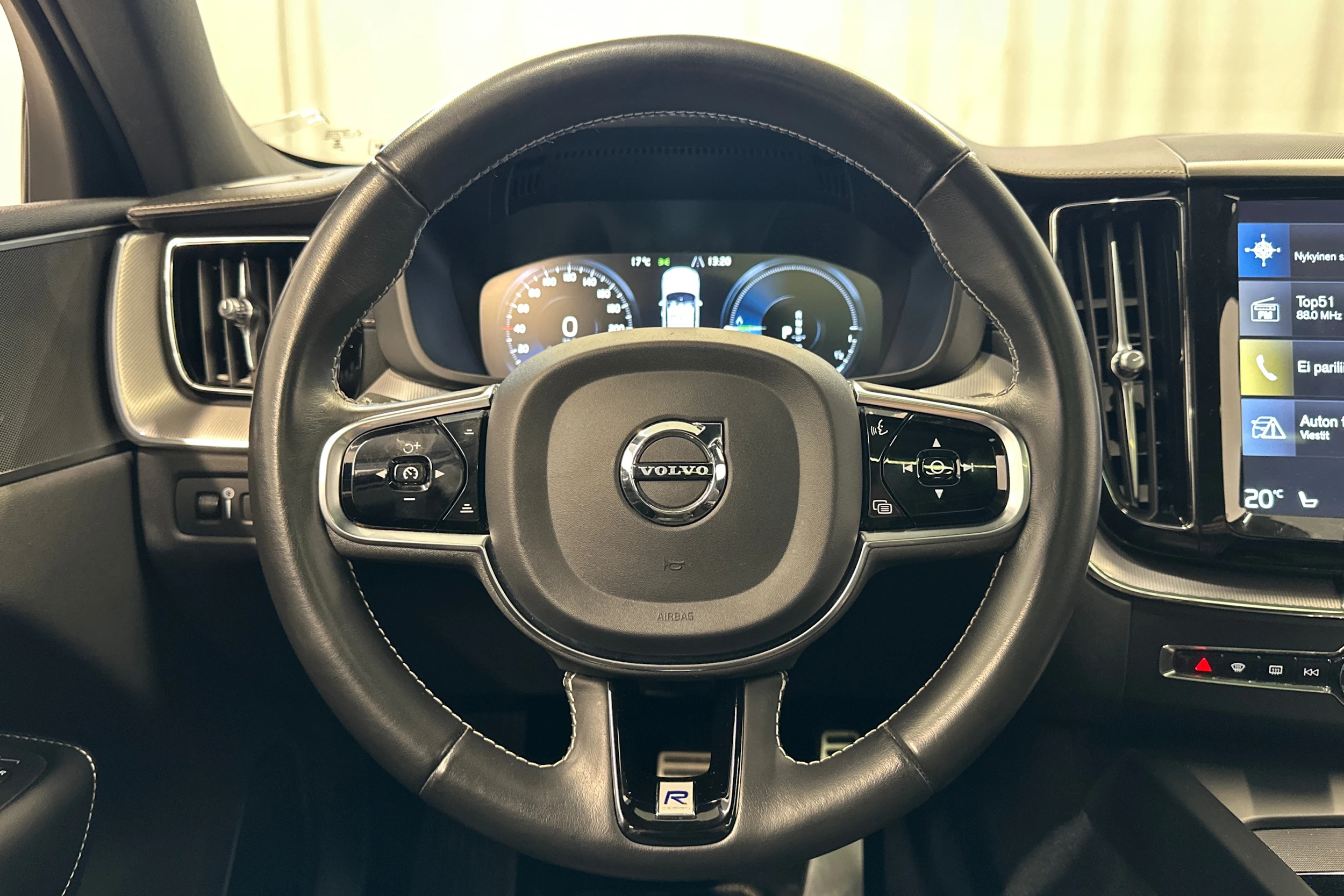 valkoinen Volvo XC60 2020 kuva 12.