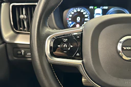 valkoinen Volvo XC60 2020 kuva 13.