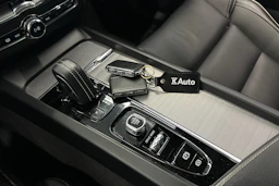 valkoinen Volvo XC60 2020 kuva 16.