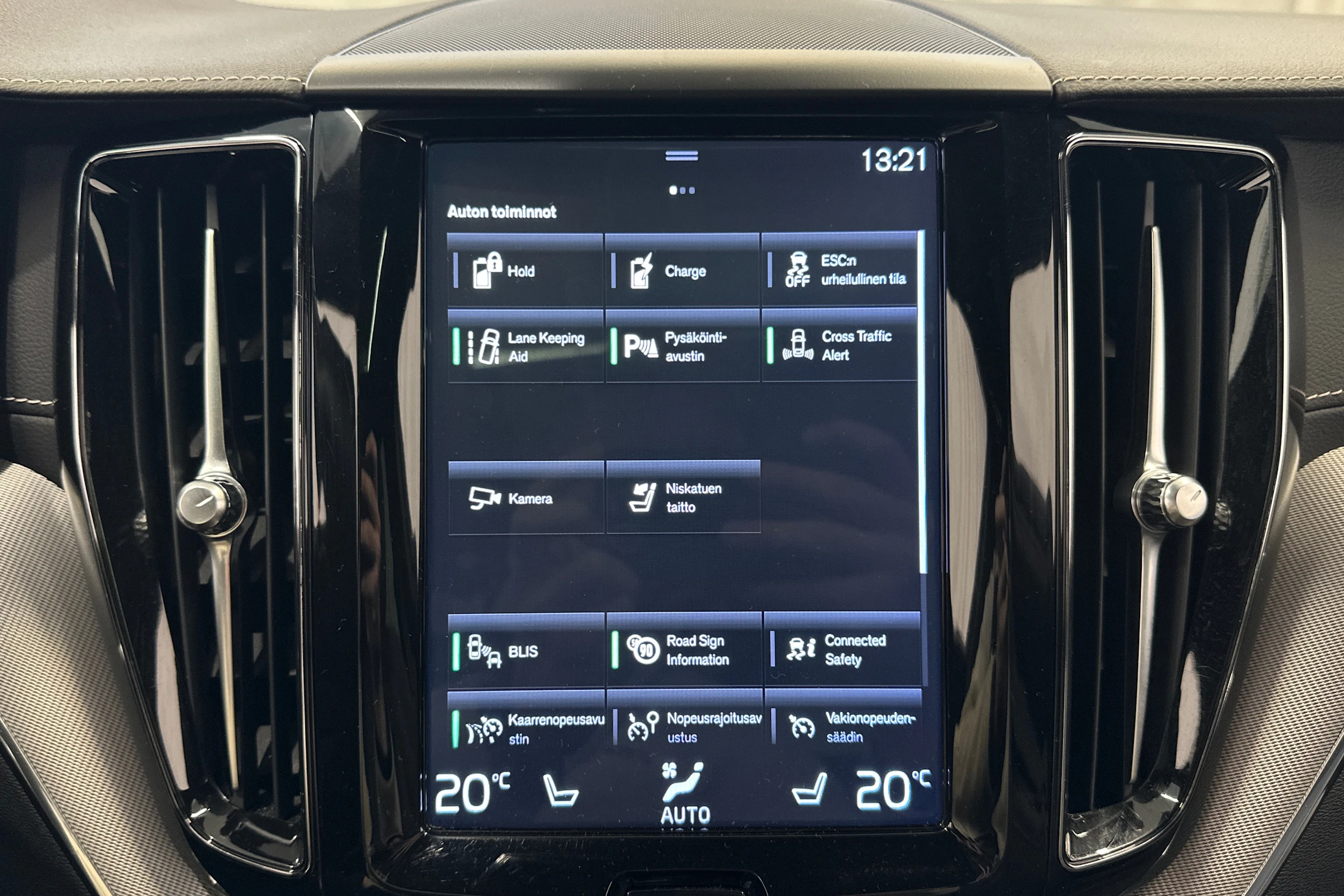 valkoinen Volvo XC60 2020 kuva 19.