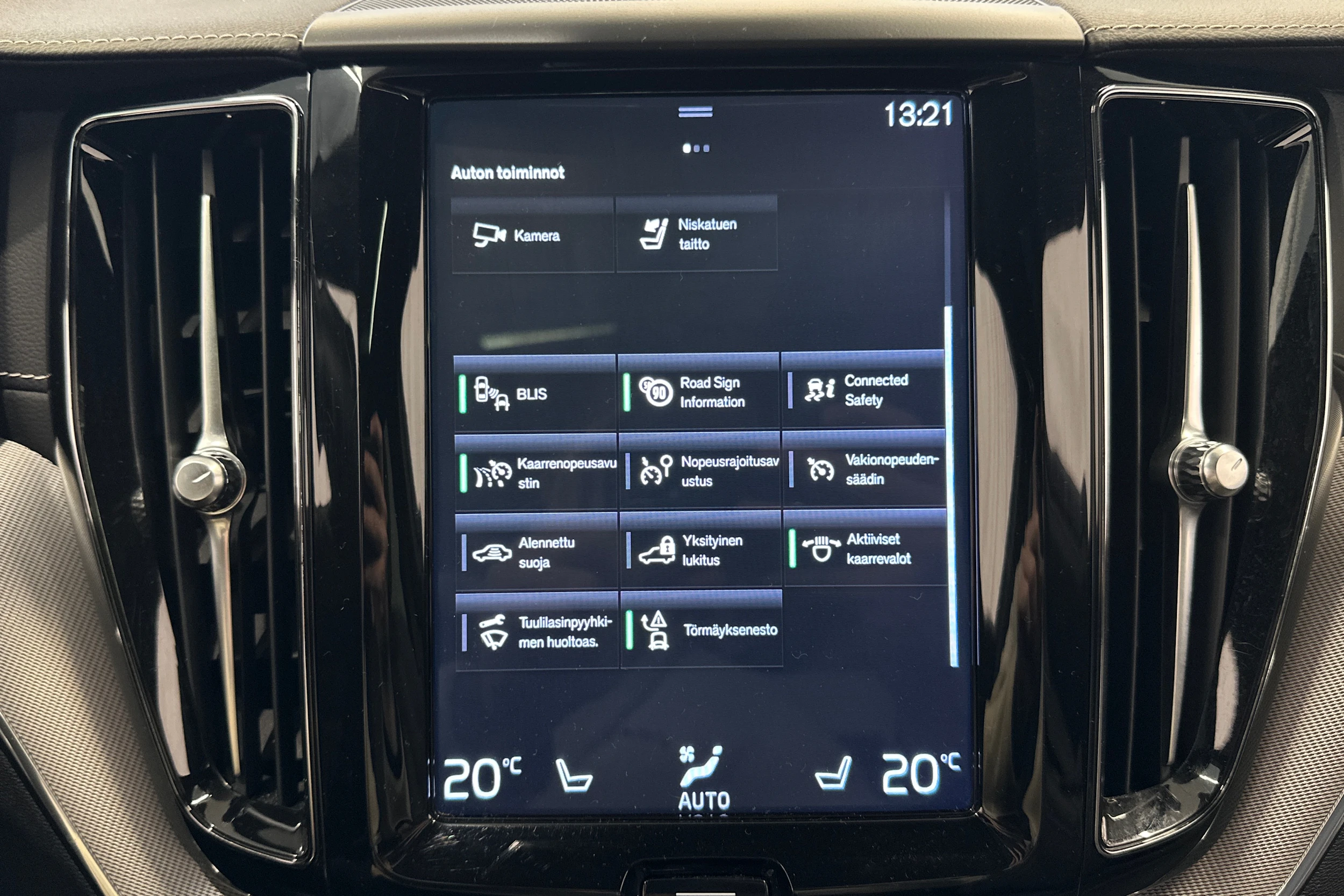 valkoinen Volvo XC60 2020 kuva 20.